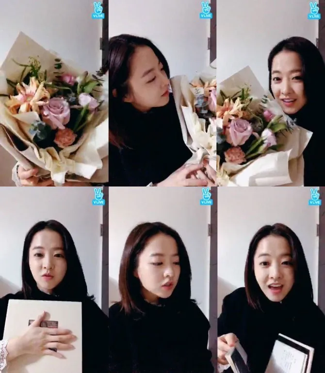 Park Bo Young saat siaran V Live. © kpopherald.com