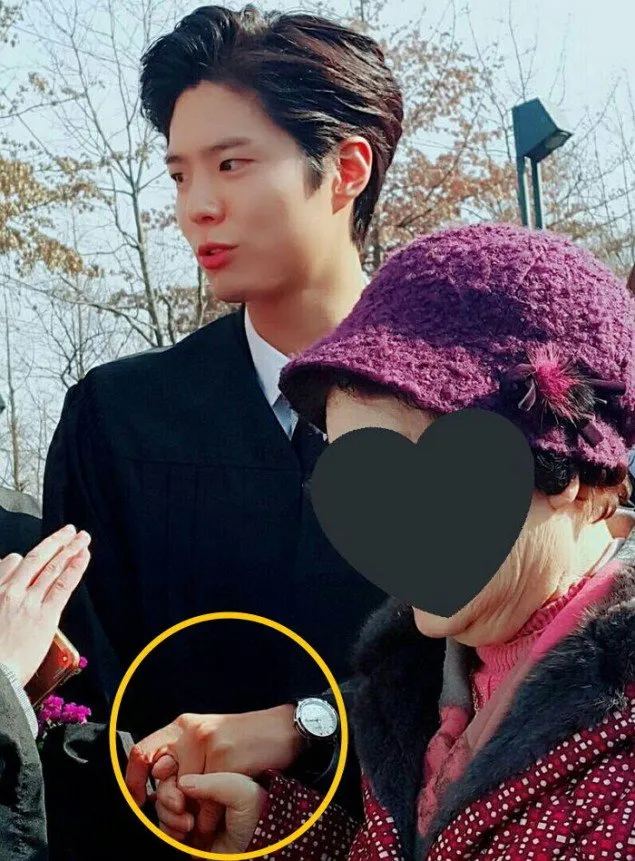 Park Bo Gum berusaha agar seorang nenek ini tidak terluka di tengah kerumuman penggemarnya. © allkpop.com