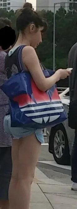 Park Bom saat terlihat sedang menantikan bus datang. © koreaboo.com