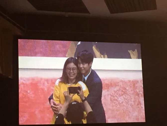 Park Bo Gum reka adegan bersama penggemar © KapanLagi.com/Nuzulur Rakhmah