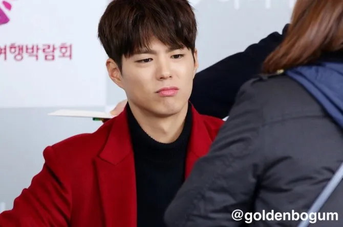 Park Bo Gum manyun saat dapat hadiah © twitter.com/goldenbogum