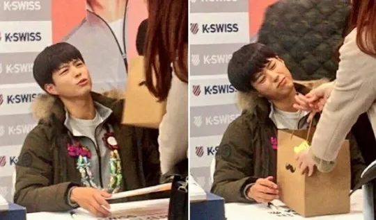 Ekpresi nggemesin Park Bo Gum tampak ngambek saat dapat hadiah dari fans. © soompi.com