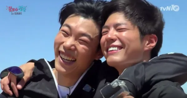 Kedekatan Park Bo Gum dan Ryu Jun Yeol setelah syuting di Afrika. © soompi.com