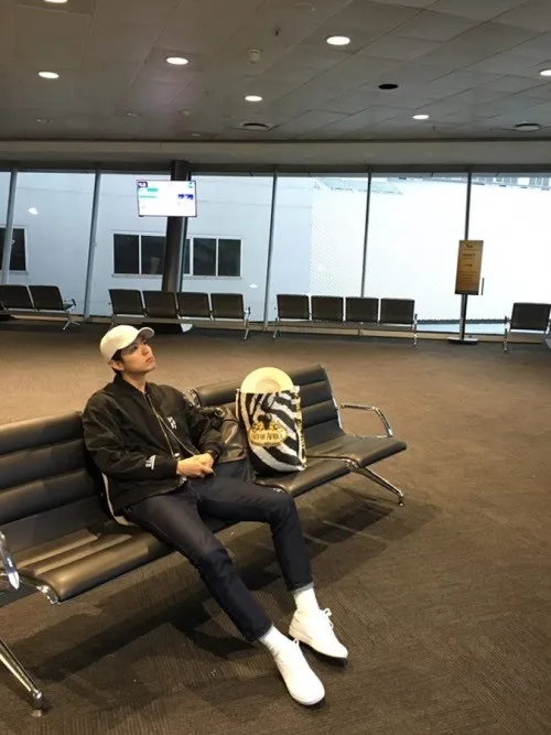 Park Bo Gum saat ketinggalan pesawat, seperti anak hilang nih. © kpopherald.com