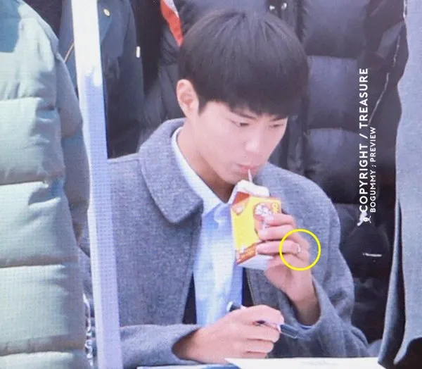 Pakai cincin, Park Bo Gum dikira punya pacar. © credit as tagged