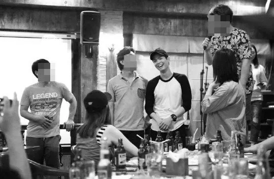 Park Bo Gum yang tampak begitu bahagia berlibur bersama cast dan staff Moonlight Drawn by Clouds. ©allkpop.com