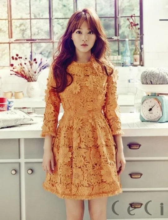 Nggemesin banget, Park Bo Young mirip dengan boneka bukan? © CeCi Magazine