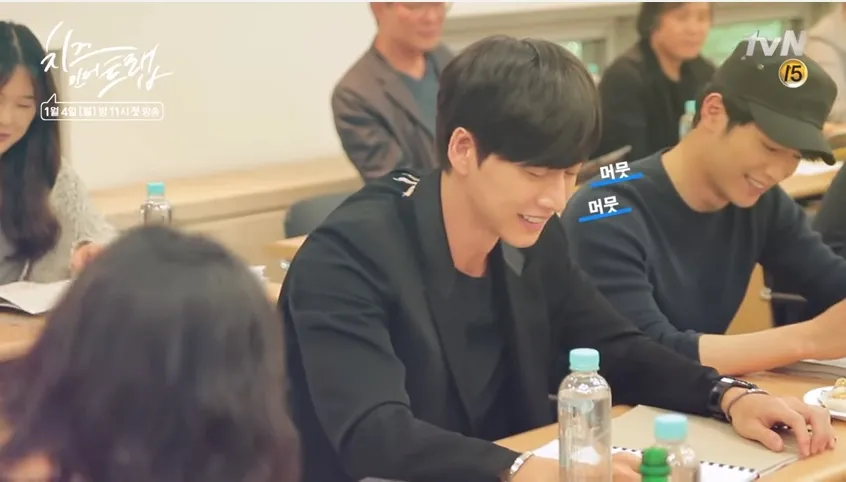 Ekspresi malu-malu Park Hae Jin saat pembacaan naskah. © tvN