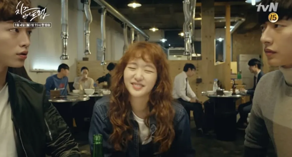 Kim Go Eun yang terjepit di antara perdebatan Park Hae Jin dan Seo Kang Jun. Bagaimana ya kelanjutannya? © tvN Drama