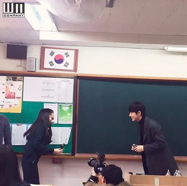 Fans beruntung yang keinginannya dikabulkan oleh Park Hae Jin. © soompi.com