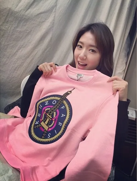 Park Shin Hye pamer sweater cantik dari Kang Sora © instagram.com/ssinz7