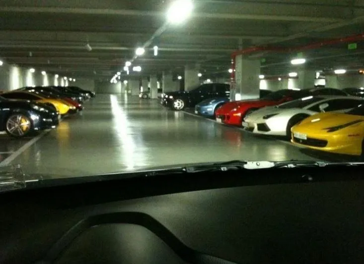 Parkiran apartemen Galeria Foret yang penuh dengan mobil sport. ©Pann