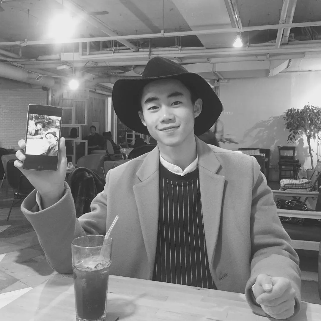 Park Ji Bin sekarang, yang segera keluar wamil. Ganteng kan? © instagram.com/hoyhoyoung