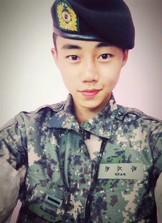 Park Ji Bin dengan seragam kemiliteran © Jibin's IG