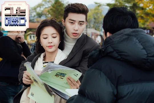 Momen latihan dialog Park Seo Jun dan Hwang Jung Eum yang bikin nggak fokus. © MBC