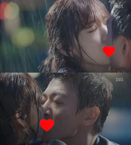 Adegan ciuman Park Shin Hye - Kim Rae Won di bawah hujan yang dirasa terlalu cheesy. ©soompi.com