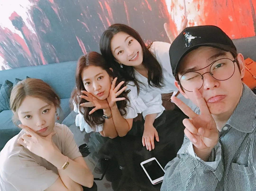 Park Shin Hye hangout bareng Lee Sung Kyung dan Yoon Kyun Sang. © Instagram/ssinz7