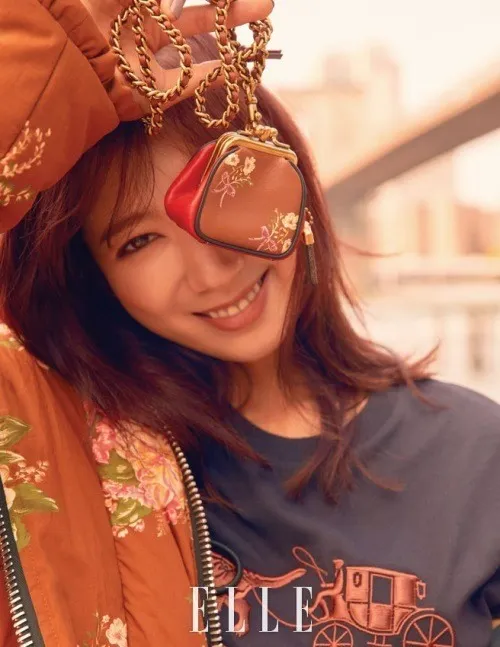 Senyum manis Park Shin Hye untuk ELLE © ELLE Korea