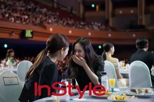 Tawa manis Park Shin Hye dan Krystal di acara Baeksang Awards © InStyle