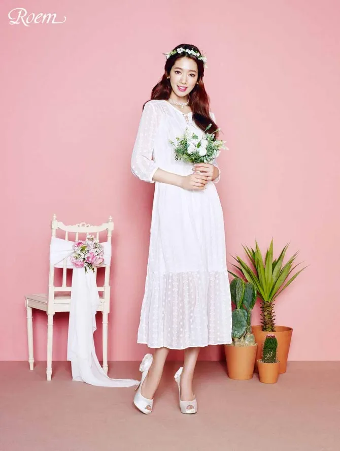 Park Shin Hye dalam balutan gaun pengantin vintage © Roem