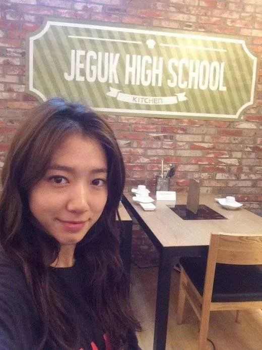 Park Shin Hye saat mengunjungi lokasi syuting The Heirs baru-baru ini. @allkpop.com
