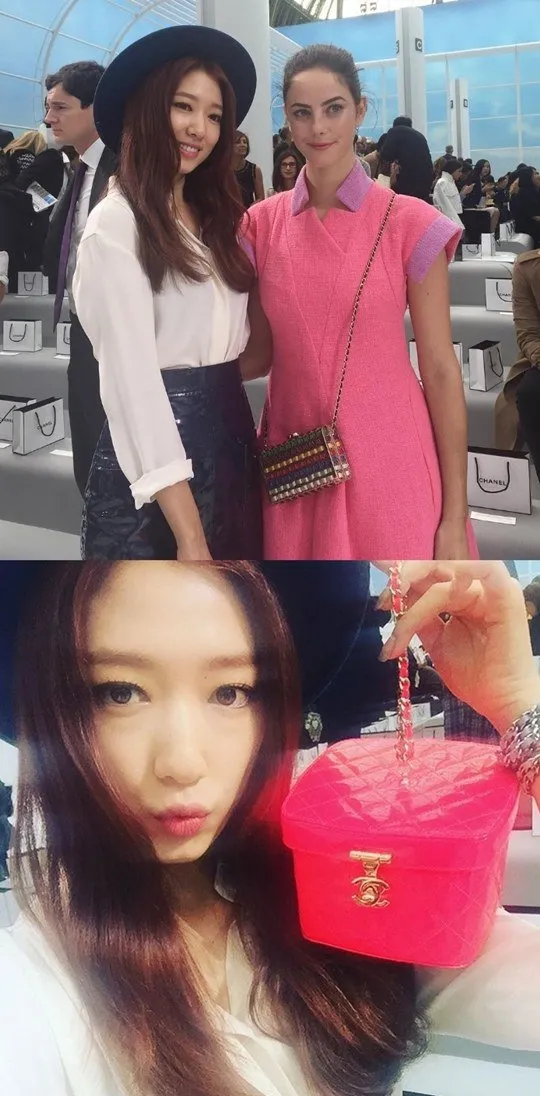 Park Shin Hye dengan Kaya Scodelario saat menghadiri acara Chanel di Paris. © hancinema.net