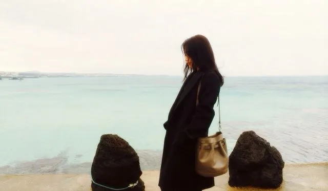 Park Shin Hye memakai coat karena udara yang dingin @aoompi.com