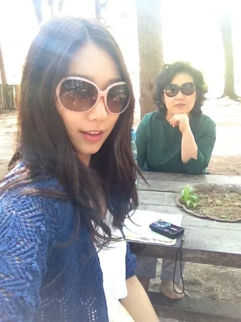Park Shin Hye saat bersama dengan sang ibu. @fanpop.com