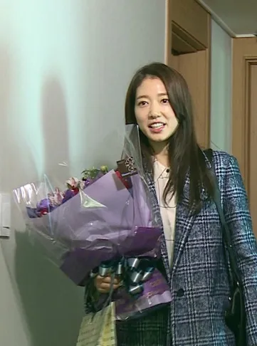 Park Shin Hye membuat kejutan untuk Yong Hwa dalam acara reality show terbarunya. @mwave.interest.me