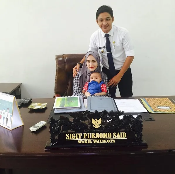 Gaya Pasha jadi Wakil Walikota, ganteng ya? ©instagram/adeliapasha