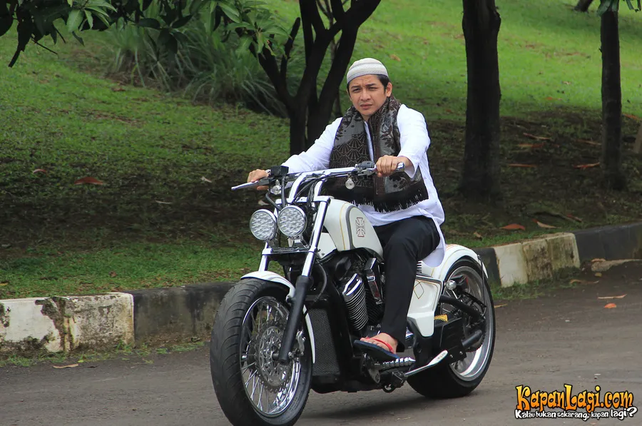 Pasha naik Harley untuk berangkat Jumatan. @KapanLagi.com®/Agus Apriyanto