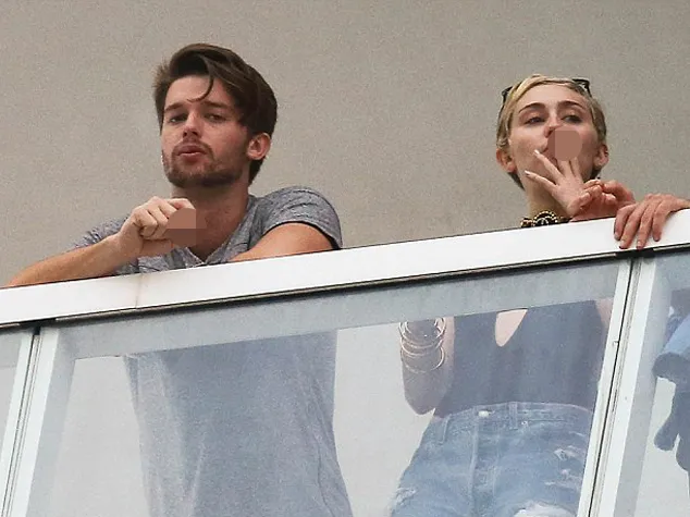 Benarkah Miley membawa pengaruh buruk untuk Patrick? ©fameflynet.com