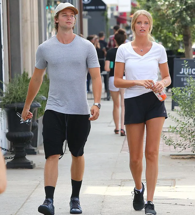 Inilah wanita yang diduga jadi pacar baru Miley © FameFlynet.com