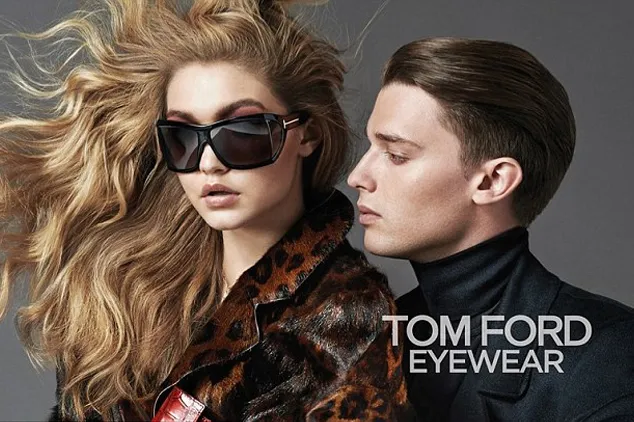 Tunjukkan bakat sebagai supermodel sejak usia yang sangat muda @ Tom Ford Eyewear