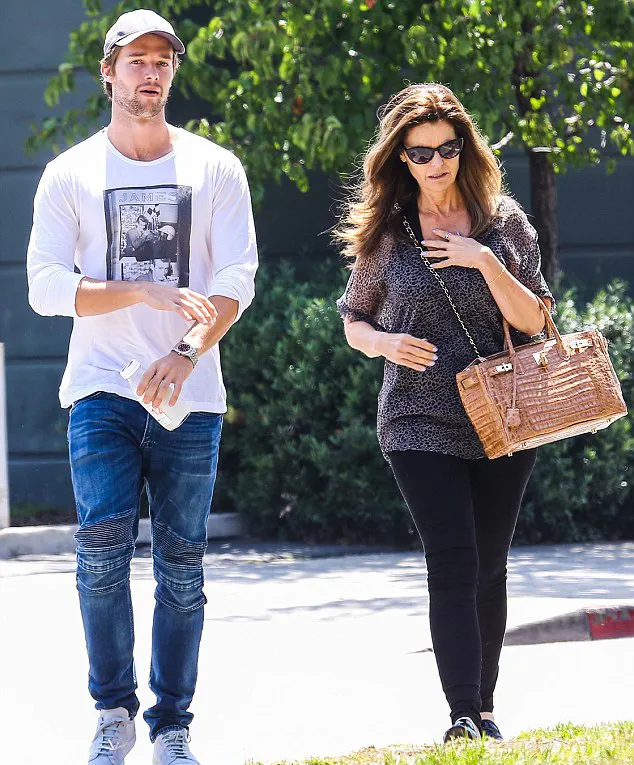 Patrick tertangkap makan siang bersama ibunya @ dailymail.co.uk