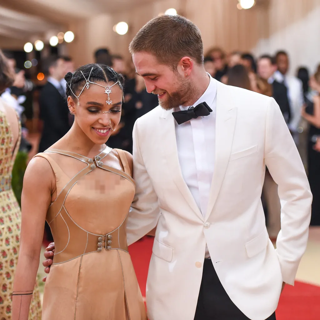 Twigs dan Pattinson mesra di Met Gala © popsugar.com