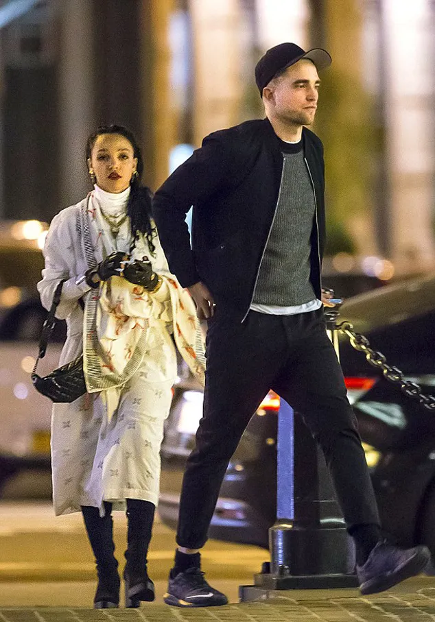 Hindari media, Pattinson - FKA Twigs pilih makan tengah malam ©splashnews.com