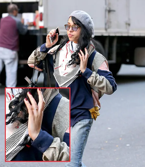 Melihat cincin emas di jari FKA Twigs? ©splashnews.com