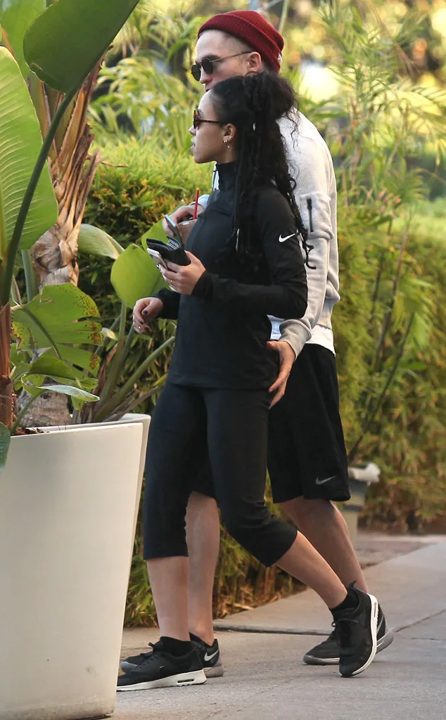 Pattinson ketahuan remas pantan FKA Twigs ©fameflynet.com