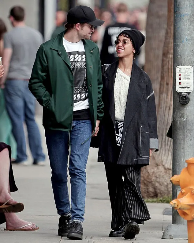 Kemesraan Pattinson - Twigs, bikin iri! @ dailymail.co.uk