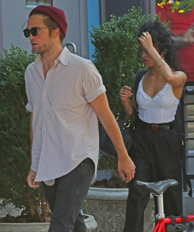 FKA Twigs jadi bulan-bulanan fans Pattinson ©splashnews.com