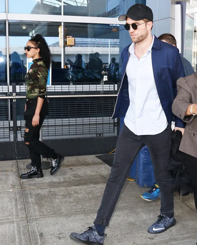 Twigs dan Pattinson tak lagi terlihat mesra, ada apa? @ dailymail.co.uk