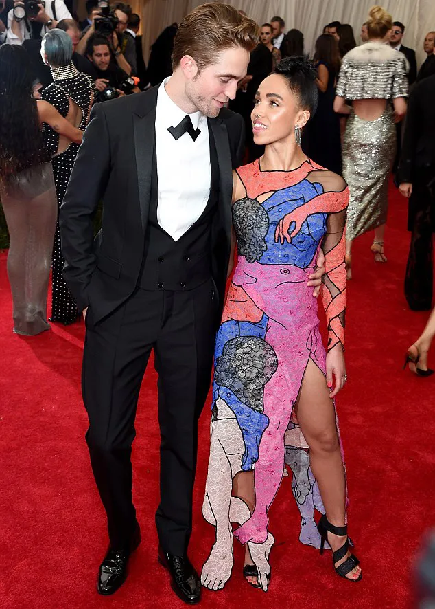 Robert Pattinson dan FKA Twigs terlihat mesra @ dailymail.co.uk