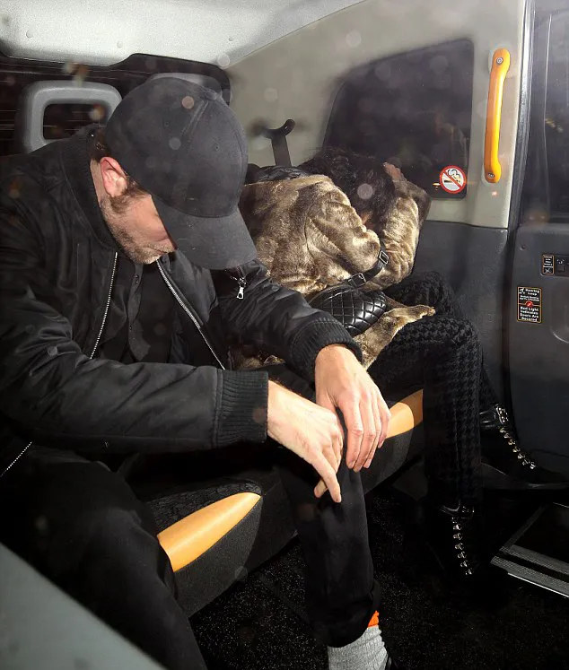 Pattinson dan Twigs sembunyi dari kamera media © Shutterstock.com