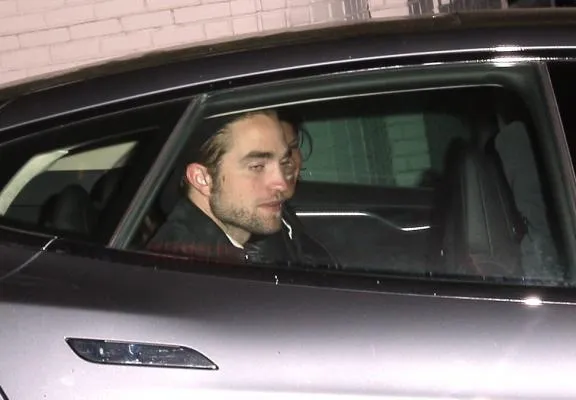 Robert Pattinson dan pacar baru? @ s891.photobucket.com