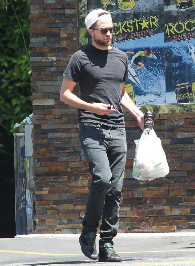 Robert Pattinson @ dailymail.co.uk