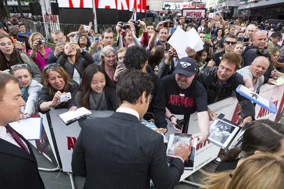 Paul Rudd sibuk beri tanda tangan di premier ANT-MAN, London/©JamesGillham/StingMedia.co.uk
