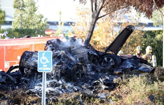 Puing kecelakaan Paul Walker @ huffingtonpost.com