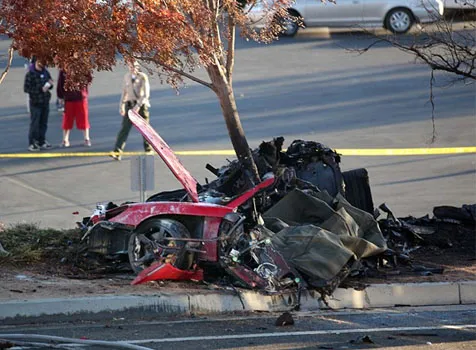 Kondisi mobil Paul Walker dalam insiden kecelakaan @ splashnews.com