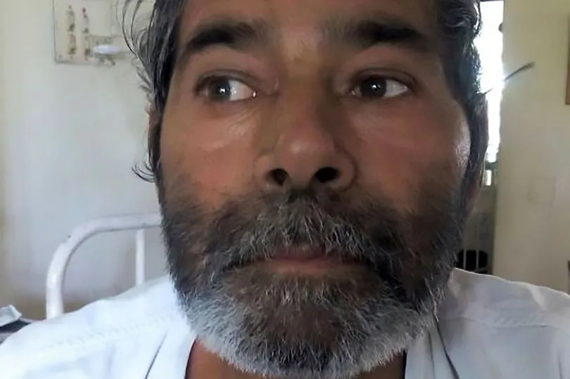 Badrilal, pria berusia 56 tahun yang tubuhnya tiba-tiba berisi paku dan jarum © mirror.co.uk